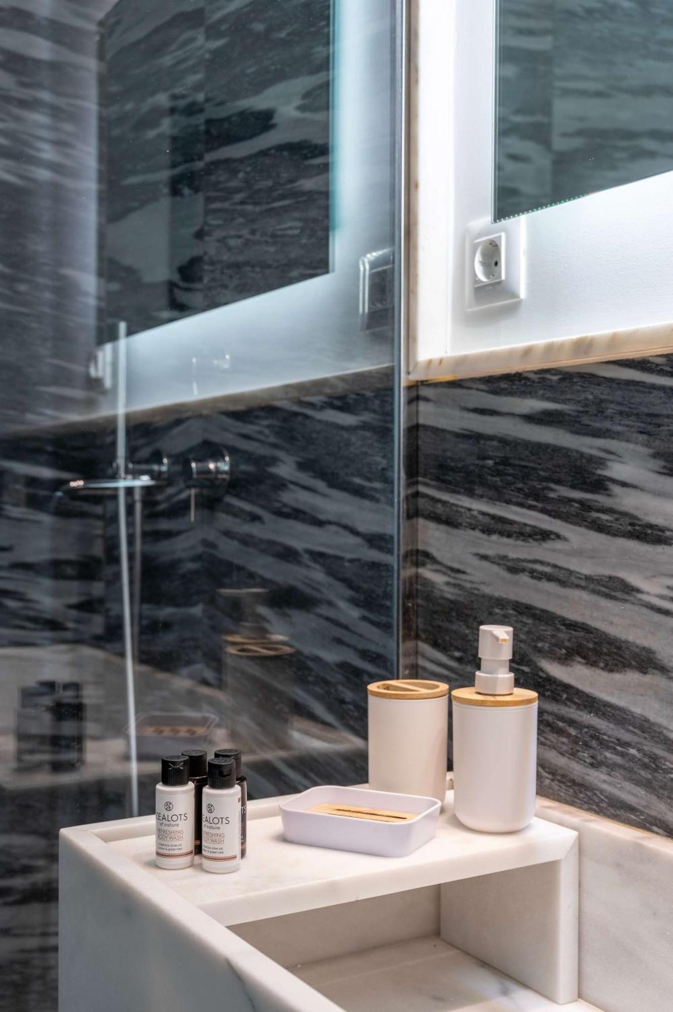 O&O Group Stylish Jungle Retreat Kolonaki Center Apartment เอเธนส์ ภายนอก รูปภาพ